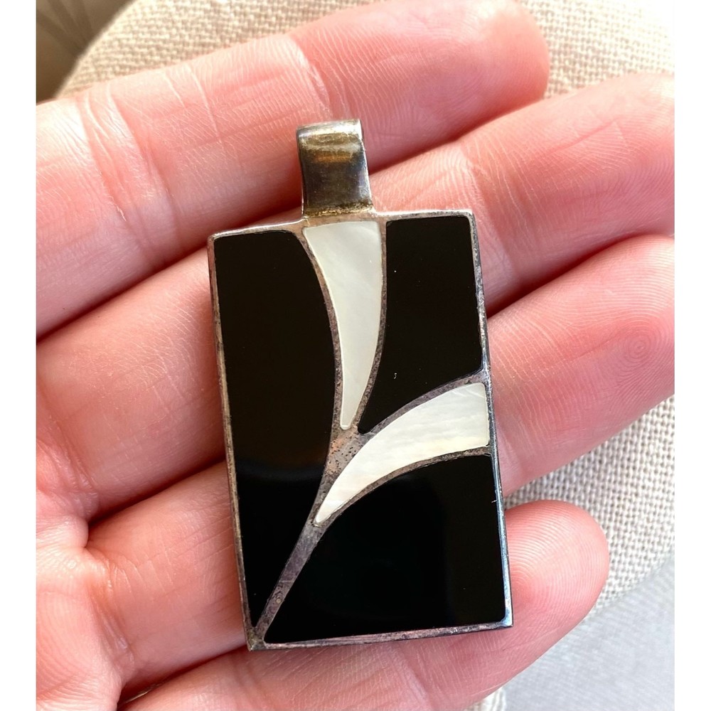 Elegant Black and Silver Pendant Necklace - Picture 2 of 6